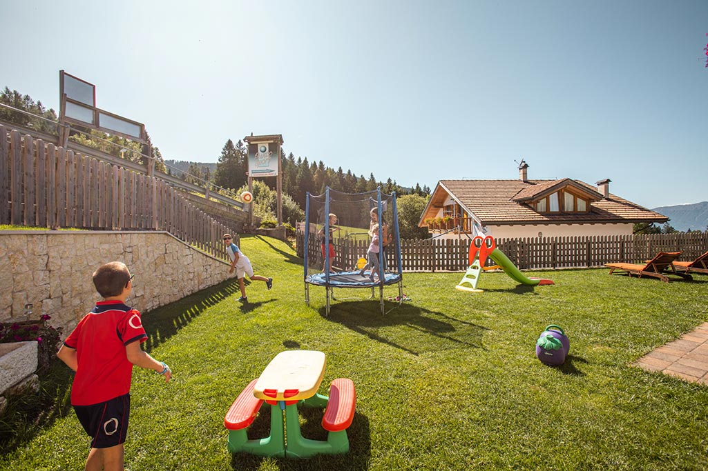 Hotel Seggiovia per bambini a Folgaria, giardino con giochi bimbi
