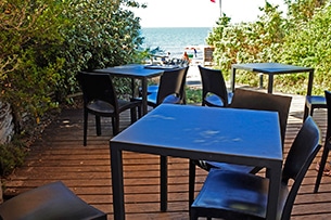 Castiglione della Pescaia con bambini, il bar ristorante in spiaggia del Camping Village Santa Pomata