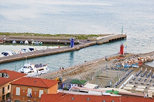 Castiglione della Pescaia con bambini, vista del porto dal borgo