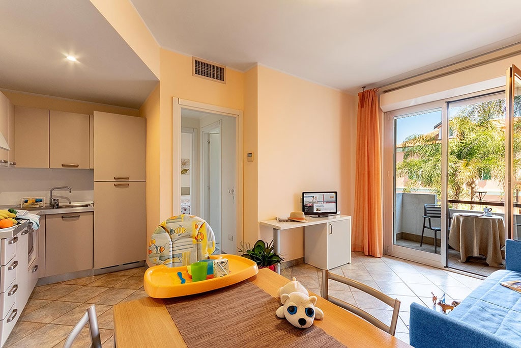 Residence Greco e Linda per bambini in Liguria, sala con seggiolone e set pappa