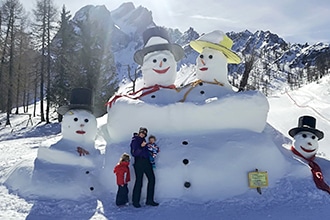 Vacanze con bambini al Cavallino Bianco a San Candido, i pupazzi di neve delle Tre Cime