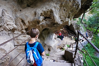 Il parco di Villa Gregoriana a Tivoli con i bambini, grotta di Nettuno