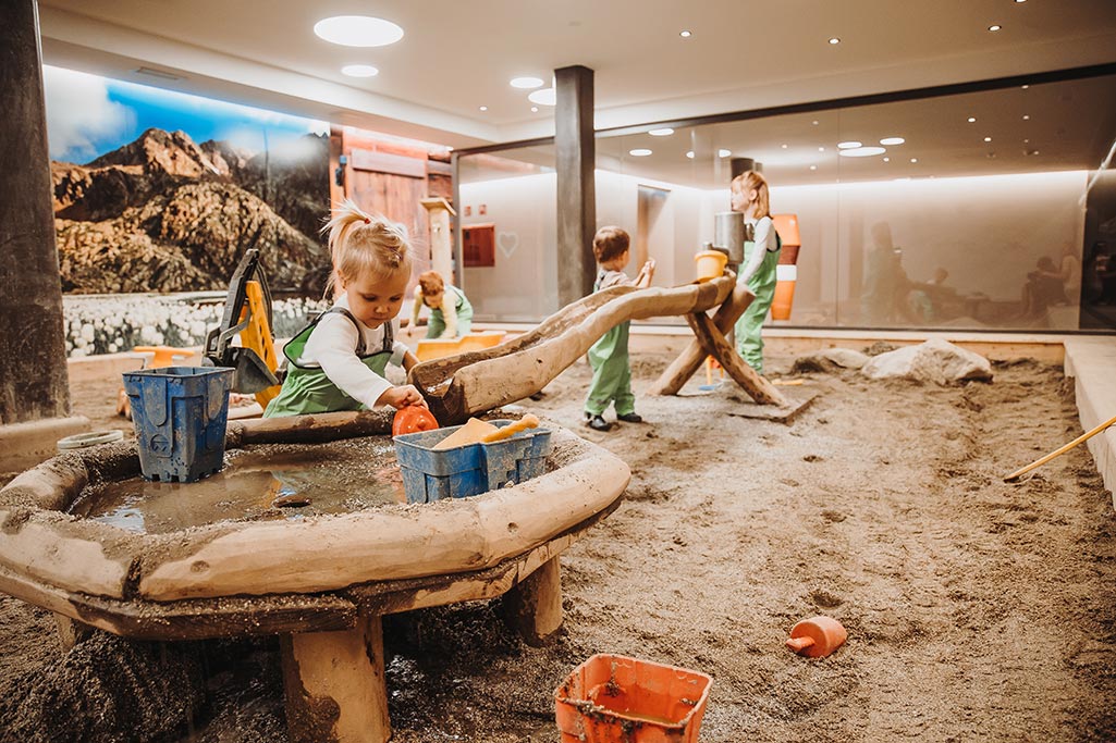 Family Hotel Feuerstein per bambini in Alto Adige, giochi con la sabbia