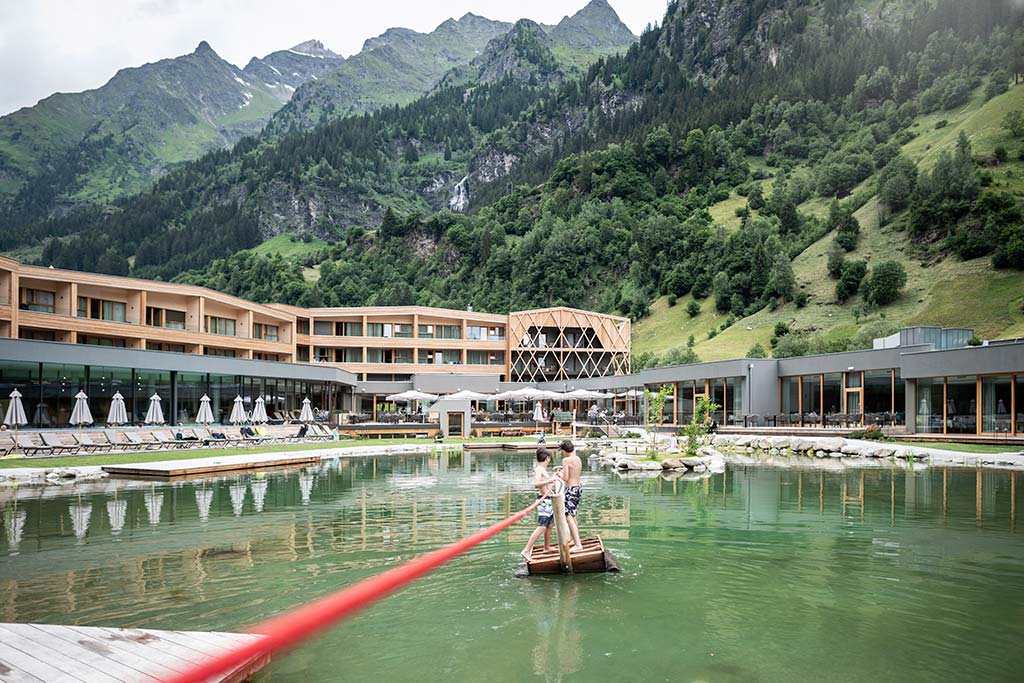 Family Hotel Feuerstein per bambini in Alto Adige, laghetto con zattera