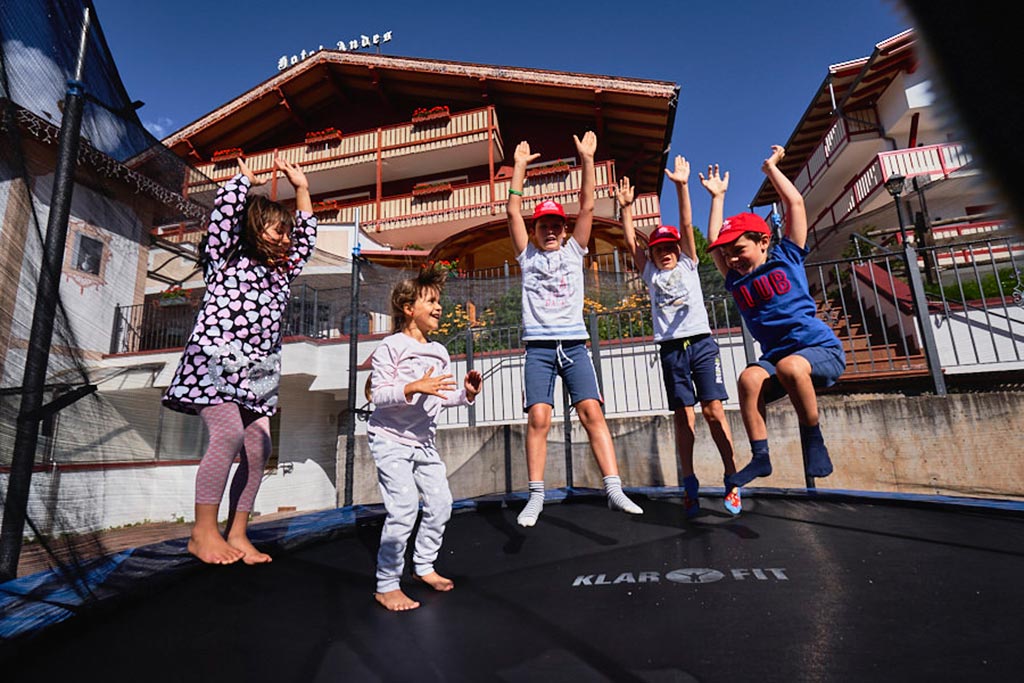 Family Hotel Andes in Val di Fassa, giochi in giardino