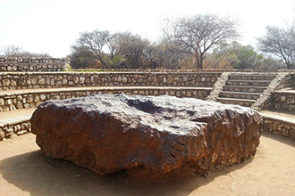 Viaggio in Namibia con i bambini, il meteorite più grande del mondo 