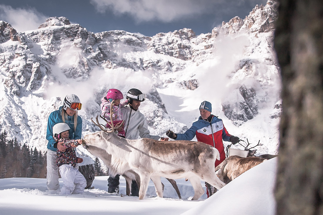 San Candido con bambini d'inverno, renne