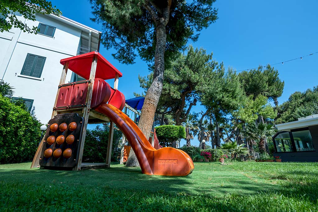 Family Hotel Relax a San Benedetto del Tronto, Riviera delle Palme nelle Marche, area giochi in giardino
