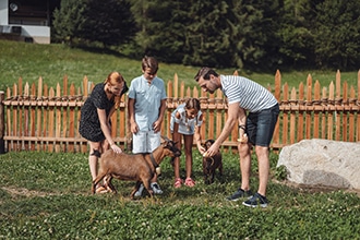 L'Alto Adige dei Familienhotels, coccolare gli animali. Copy foto: Brandnamic (Familienhotels Südtirol)