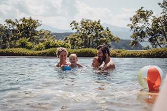 L'Alto Adige dei Familienhotels, piscine per tutta la famiglia. Copy foto: Brandnamic (Familienhotels Südtirol)