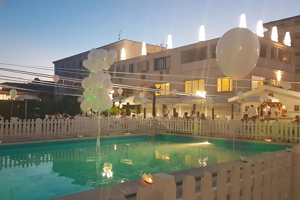 Family Hotel Promenade Universale a Cesenatico, piscina al tramonto