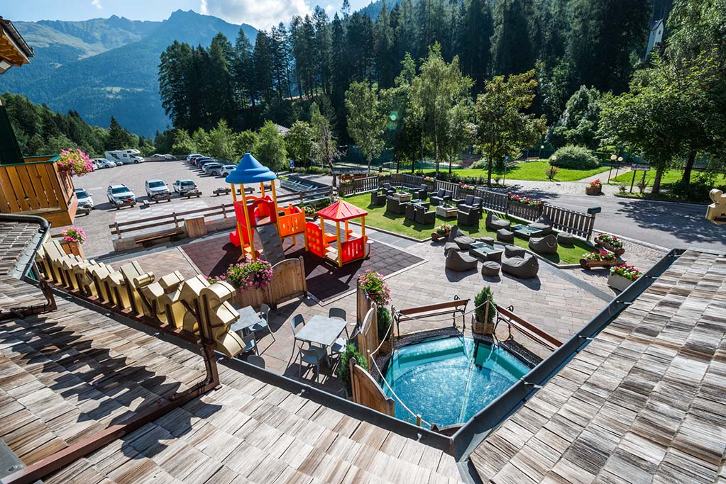 Family Hotel Rosa degli Angeli a Pejo in Val di Sole, esterno e giardino con giochi
