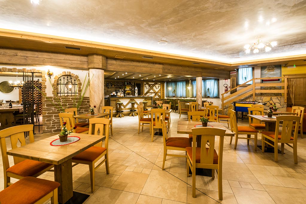 Family Hotel Rosa degli Angeli a Pejo in Val di Sole, ristorante taverna