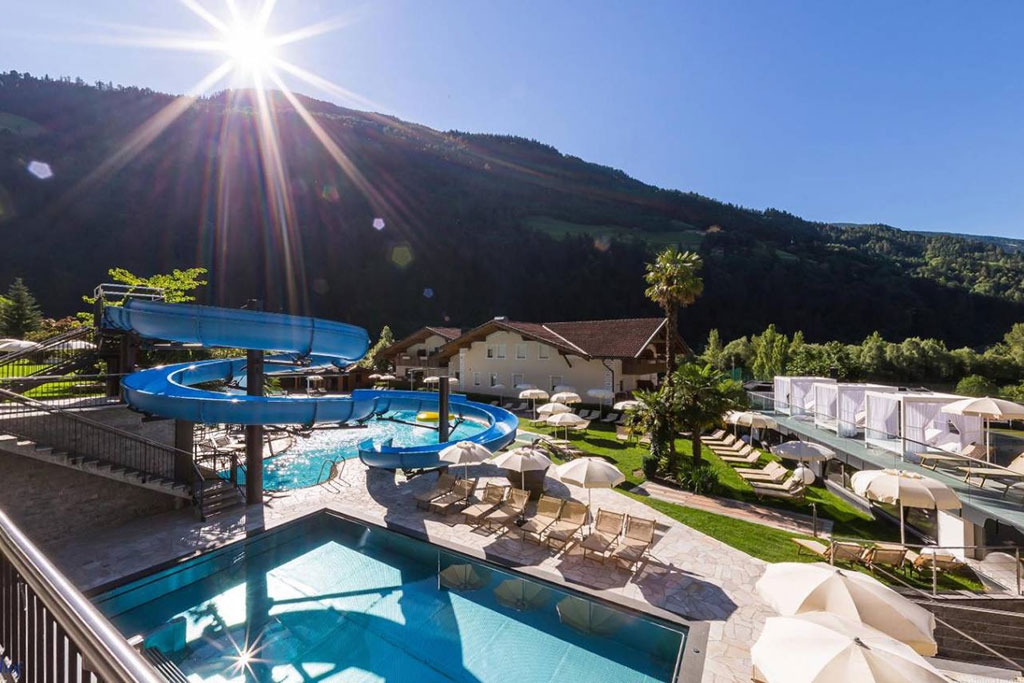 Quellenhof Resort per bambini vicino Merano, scivolo esterno e giardino