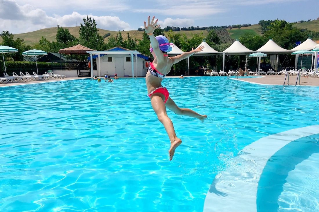 Pineto Beach villaggio e campeggio per bambini in Abruzzo, tuffi in piscina