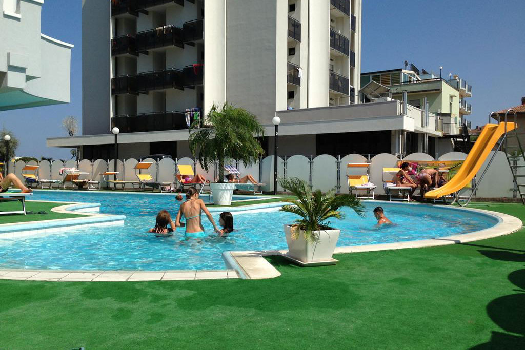 Family Hotel Mexico a Torre Pedrera vicino Rimini, piscina