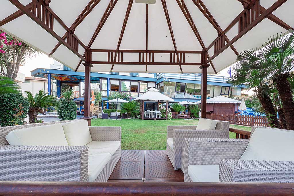 Family Hotel Eur a Lido di Camaiore in Versilia, relax in giardino