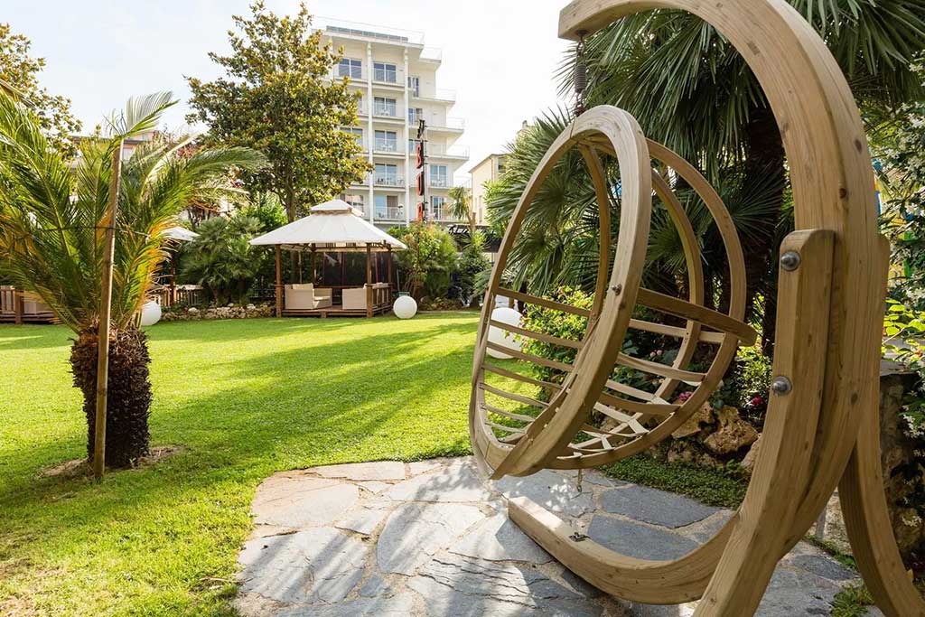 Family Hotel Eur a Lido di Camaiore in Versilia, relax in giardino