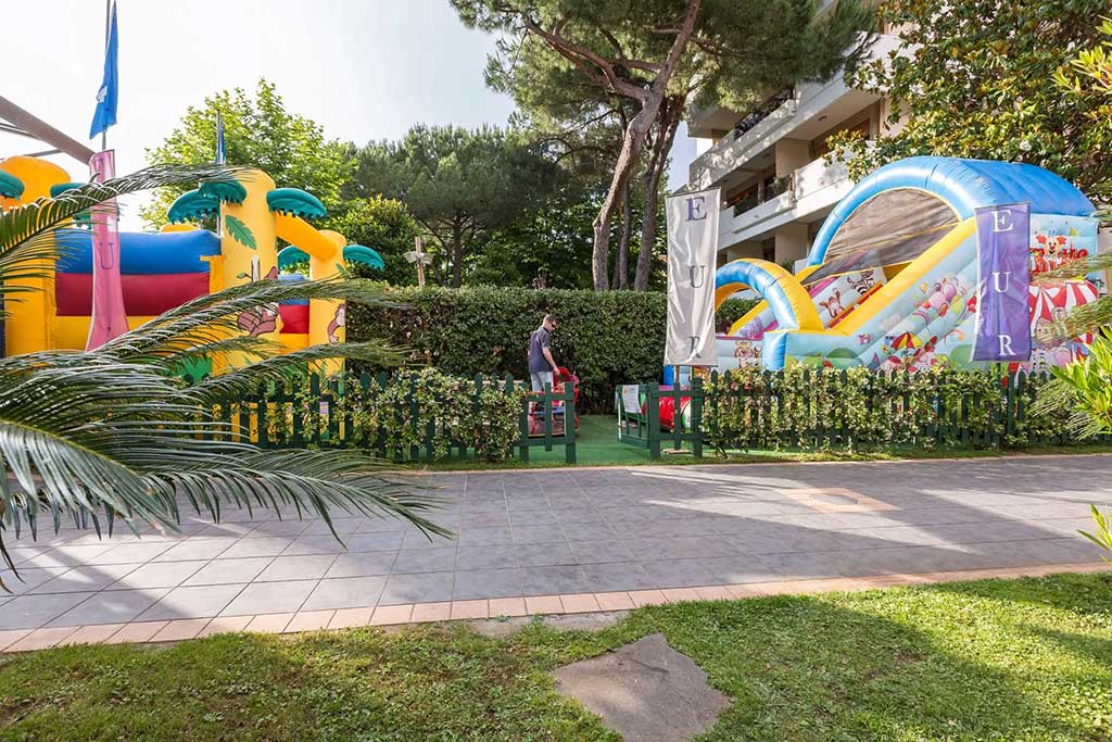 Family Hotel Eur a Lido di Camaiore in Versilia, gonfiabili in giardino