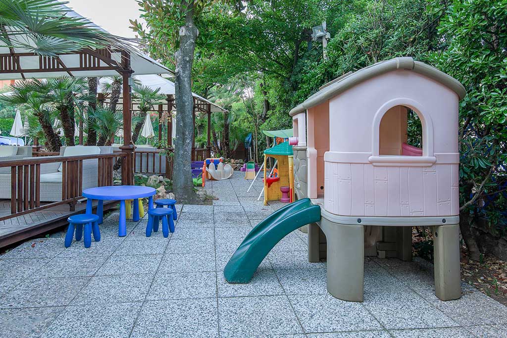 Family Hotel Eur a Lido di Camaiore in Versilia, giochi per piccolini in giardino