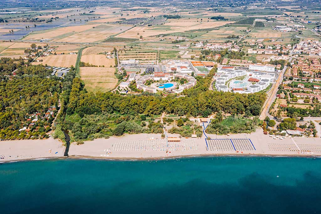 Valtur Calabria Otium Resort per bambini vicino Sibari, il complesso e la pineta