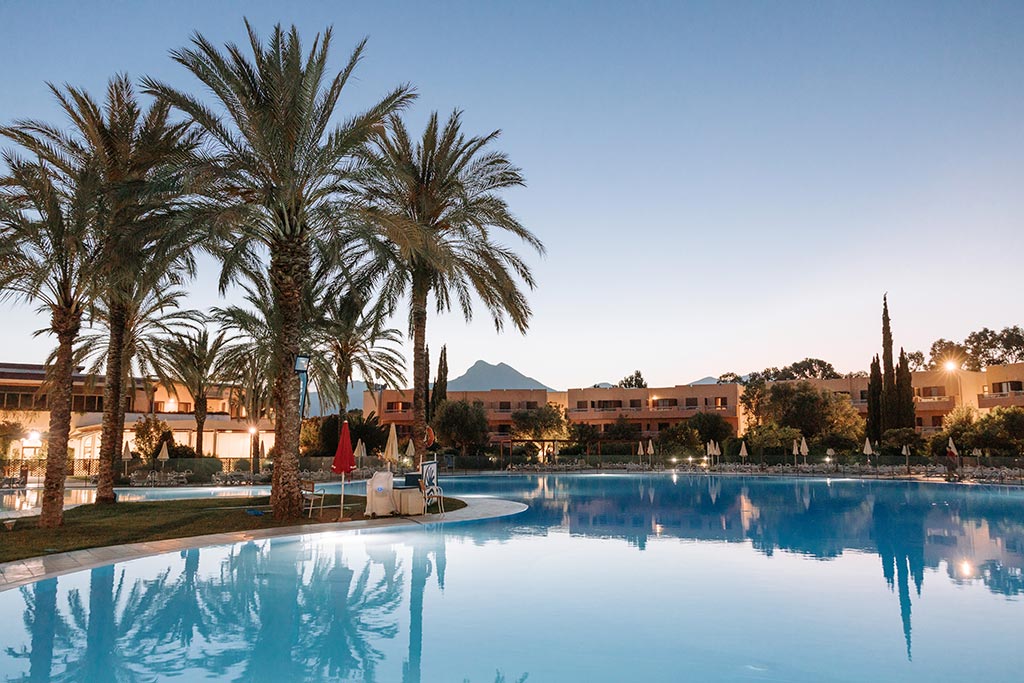 Valtur Calabria Otium Resort per bambini vicino Sibari, piscina al tramonto