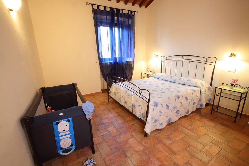 Casale Voltoncino, residence per bambini in Maremma, camera con lettino