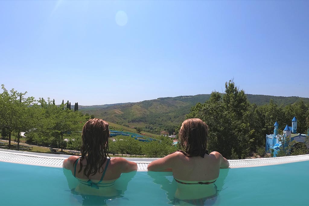 Villaggio della Salute Più, agriturismo per famiglie in Emilia Romagna, vista dalle piscine
