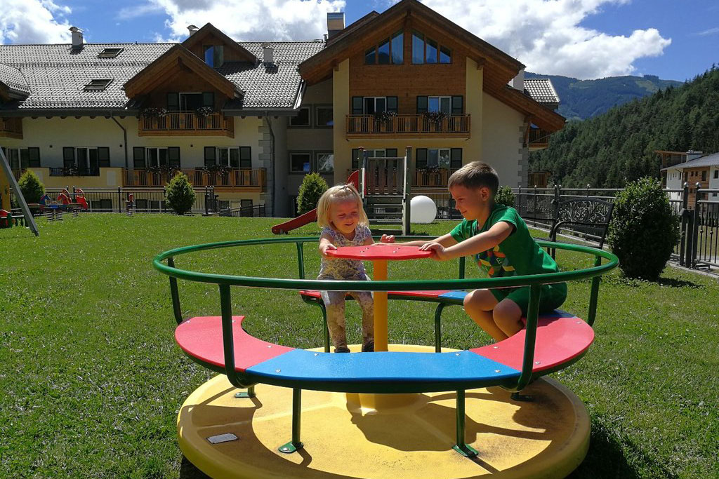 Hotel Rio Stava in Val di Fiemme, giochi per bambini in giardino