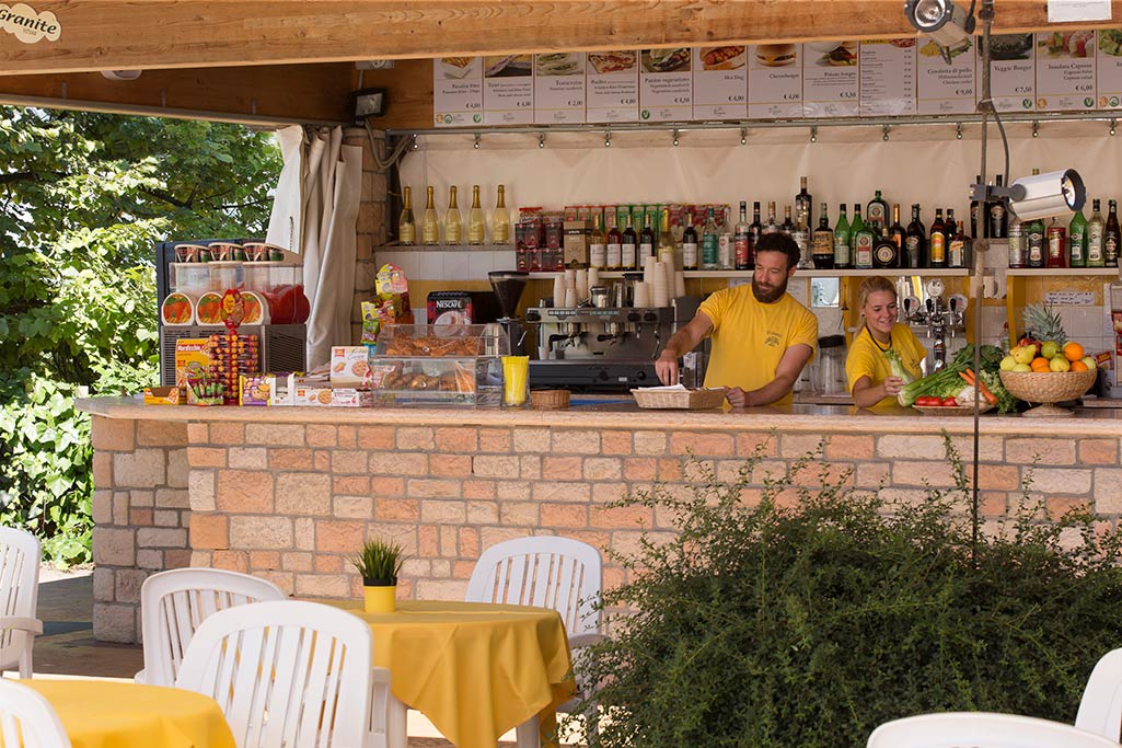 Poiano Garda Resort, hotel per bambini al lago di Garda, pool bar