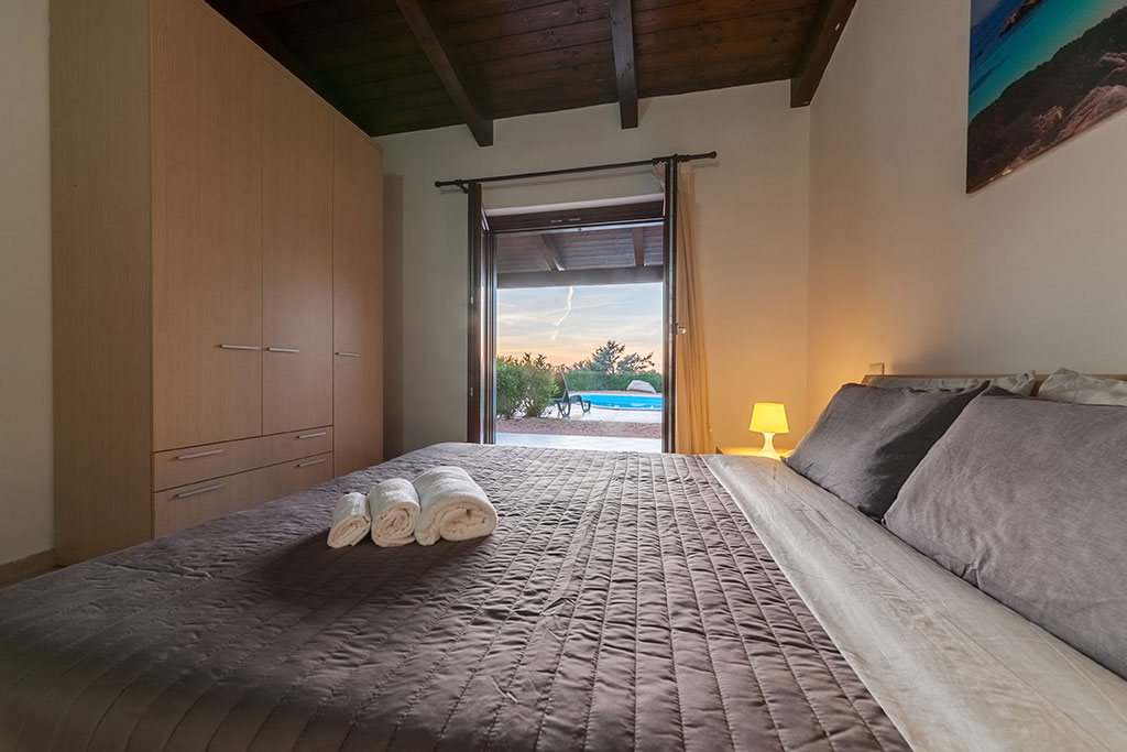 Gravina Resort, ville e case vacanza per famiglie in Sardegna settentrionale, camera in villa