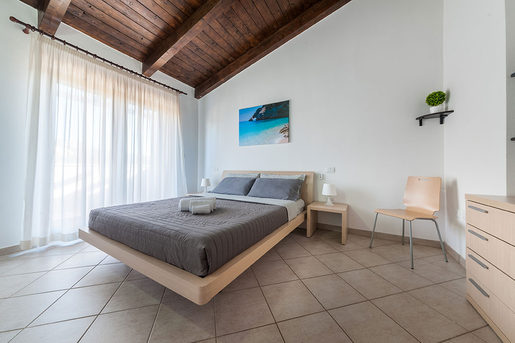 Gravina Resort, ville e case vacanza per famiglie in Sardegna settentrionale, camera in appartamento