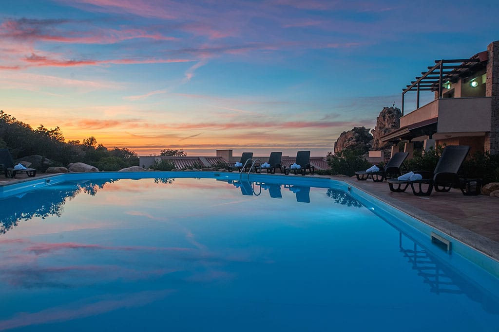 Gravina Resort, ville e case vacanza per famiglie in Sardegna settentrionale, piscina al tramonto