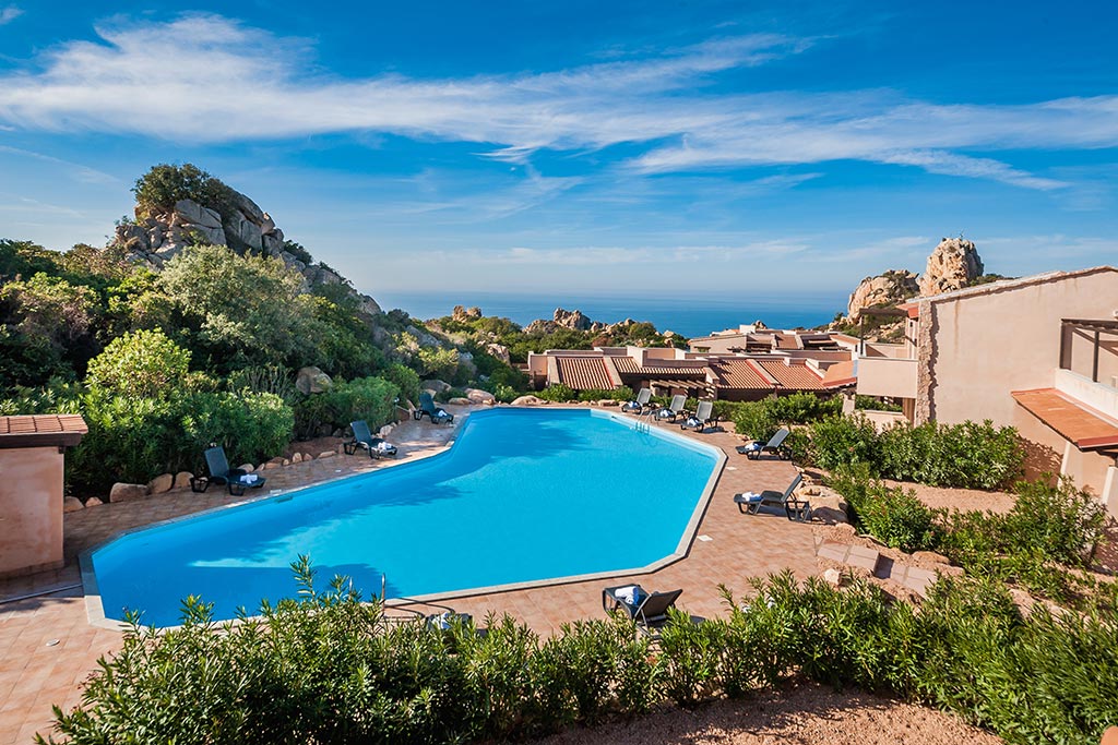 Gravina Resort, ville e case vacanza per famiglie in Sardegna settentrionale, esterni e piscina con vista