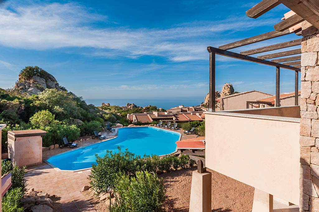 Gravina Resort, ville e case vacanza per famiglie in Sardegna settentrionale, esterni e piscina con vista