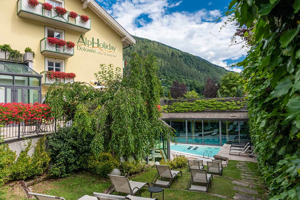 AlpHoliday Dolomiti family hotel per bambini in Val di Sole, giardino e piscina