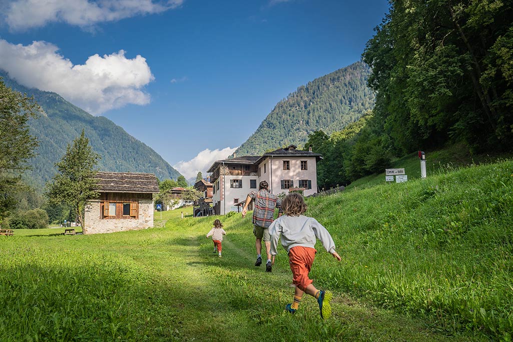 AlpHoliday Dolomiti family hotel per bambini in Val di Sole, gita al Molino Ruatti Foto Tommaso Prugnola