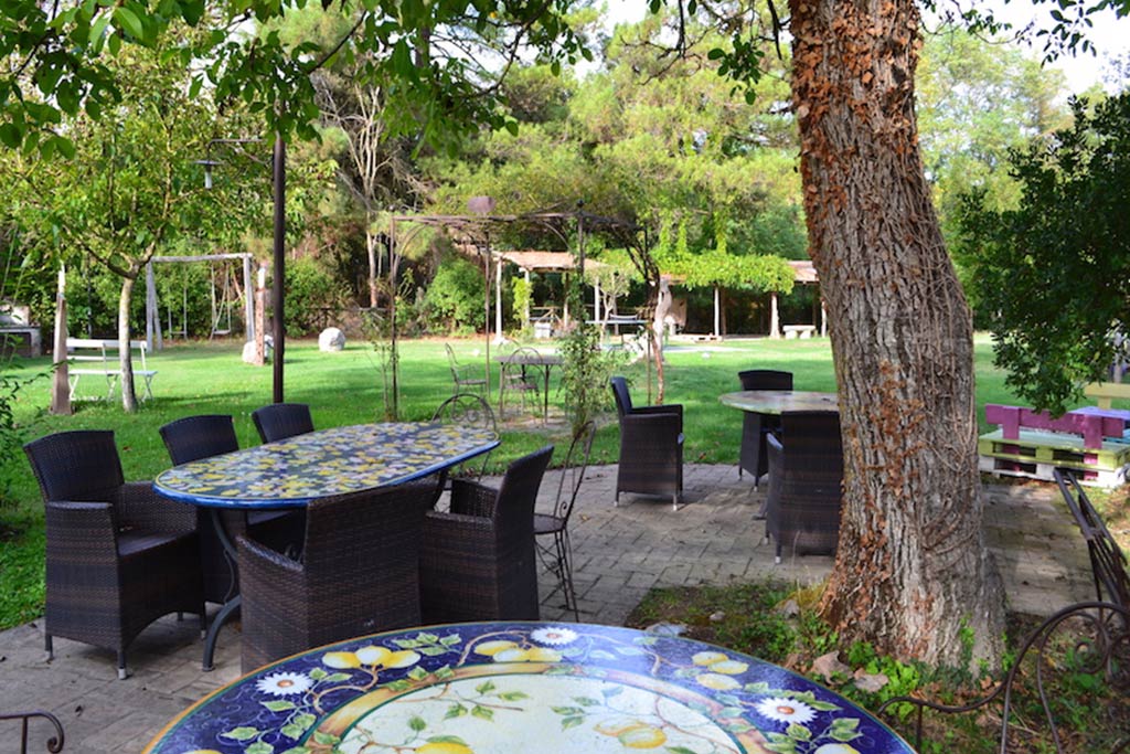 Agriturismo Borgo Santa Maria per famiglie vicino Orvieto, giardino con tavolini