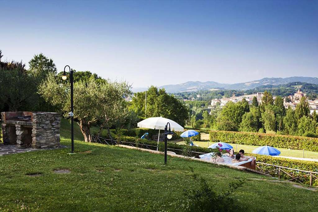 Casale degli Olmi agriturismo per bambini in Umbria, giardino e piscina idromassaggio