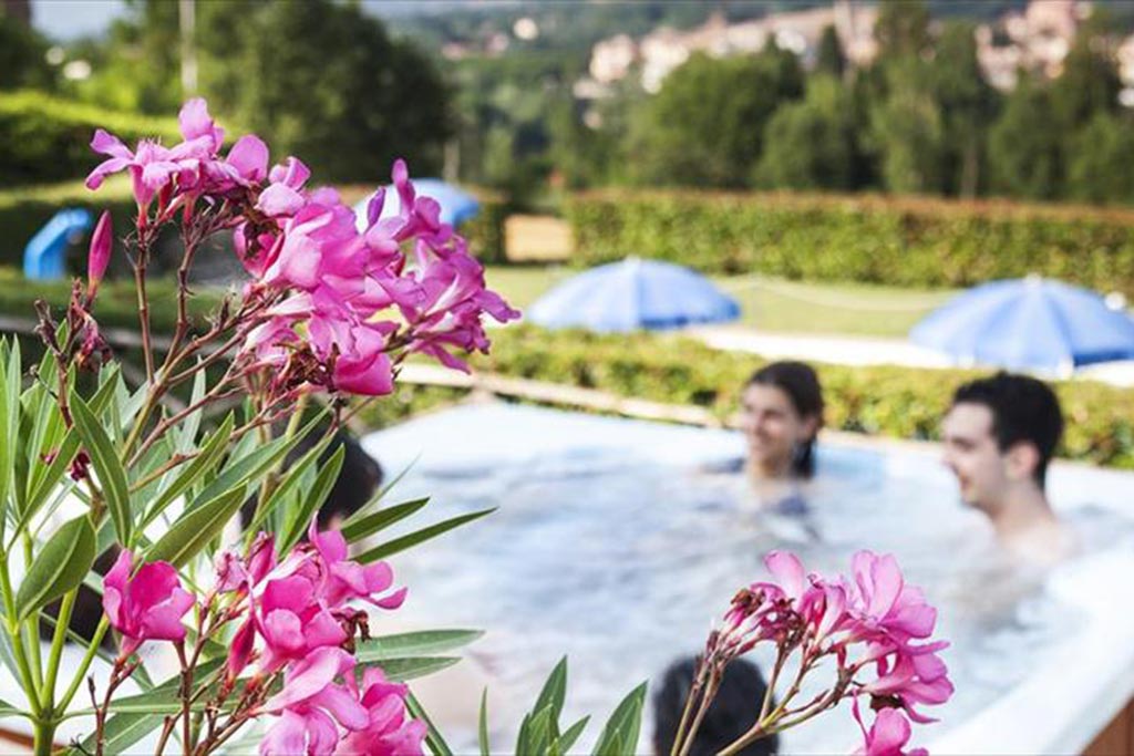 Casale degli Olmi agriturismo per bambini in Umbria, piscina idromassaggio
