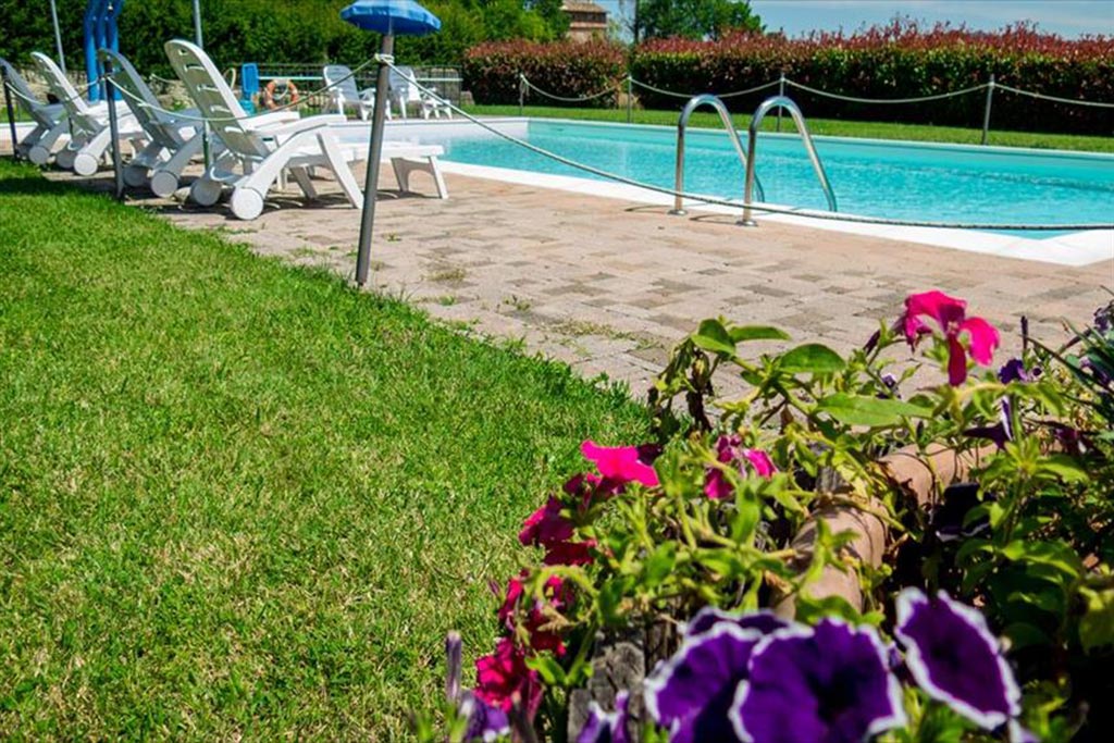 Casale degli Olmi agriturismo per bambini in Umbria, piscina