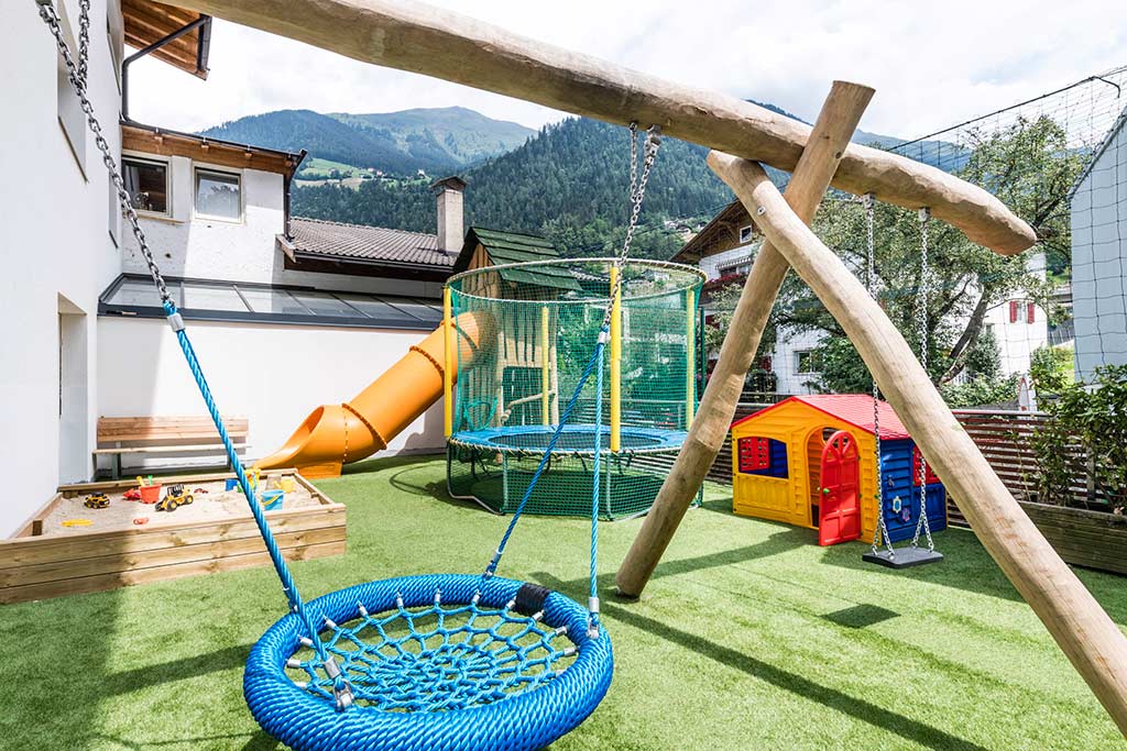 Stroblhof Active Family Spa Resort per famiglie vicino Merano, giochi esterni