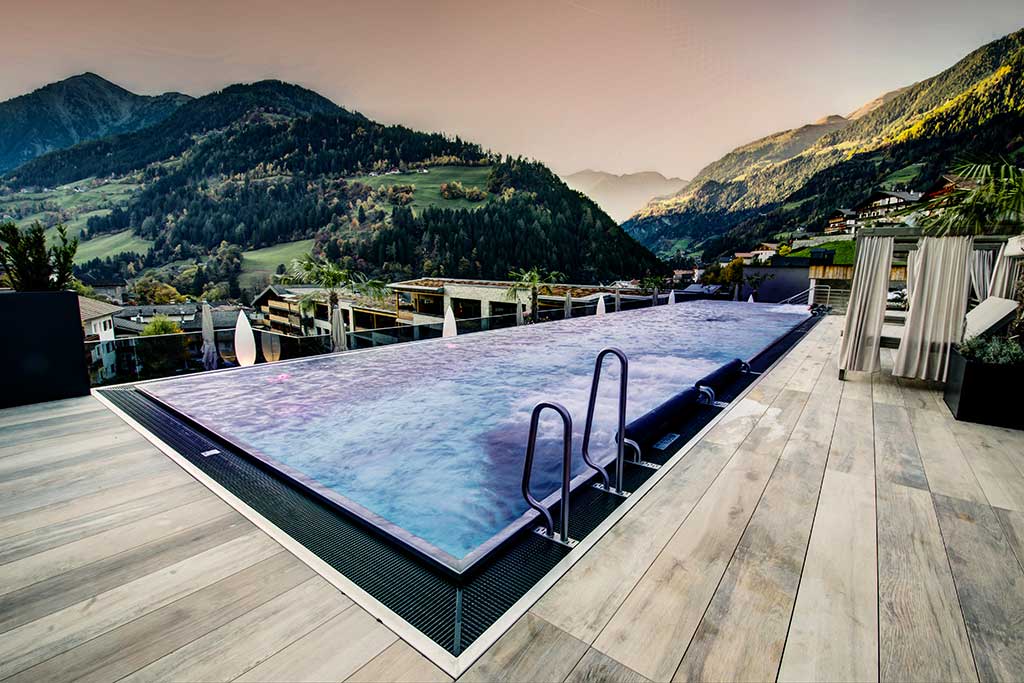 Stroblhof Active Family Spa Resort per famiglie vicino Merano, piscina esterna panoramica