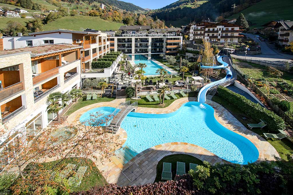 Stroblhof Active Family Spa Resort per famiglie vicino Merano, vista aerea