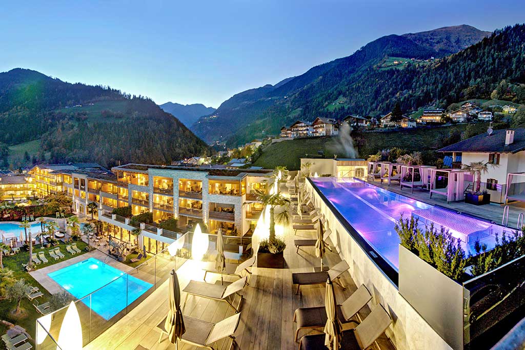 Stroblhof Active Family Spa Resort per famiglie vicino Merano, vista panoramica di sera