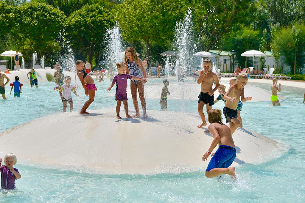 Isamar Holiday Village per bambini a Isola verde,giochi d'acqua in piscina