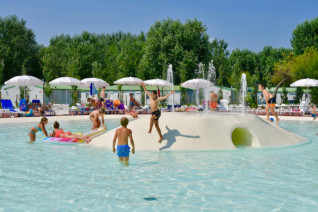 Isamar Holiday Village per bambini a Isola verde,giochi d'acqua in piscina