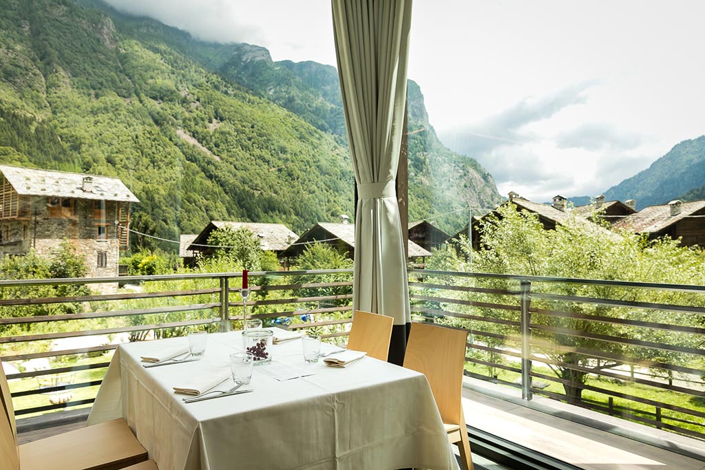 Family Hotel Mirtillo Rosso ai piedi del Monte Rosa, ristorante, vista in estate