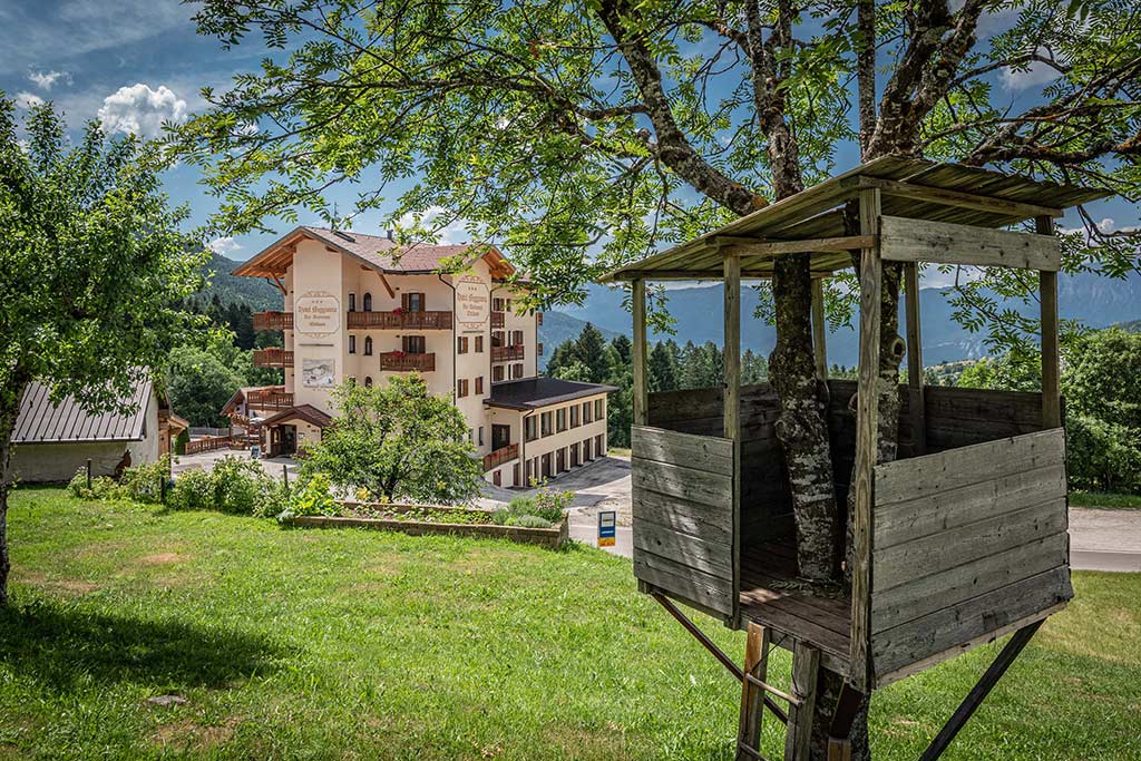 Hotel Seggiovia per bambini a Folgaria, giardino e casa sull'albero