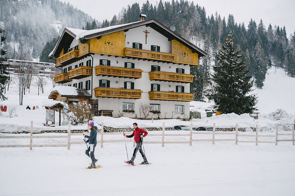 Rifugio Cereda per famiglie in Trentino a Primiero, San Martino di Castrozza, divertimento in inverno con le ciaspole